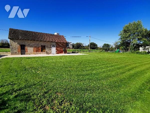 Venez découvrir cette belle grange en bon état au calme avec son beau terrain.