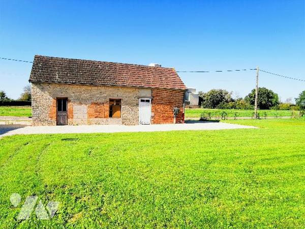 Venez découvrir cette belle grange en bon état au calme avec son beau terrain.
