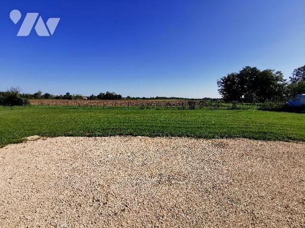 Venez découvrir cette belle grange en bon état au calme avec son beau terrain.