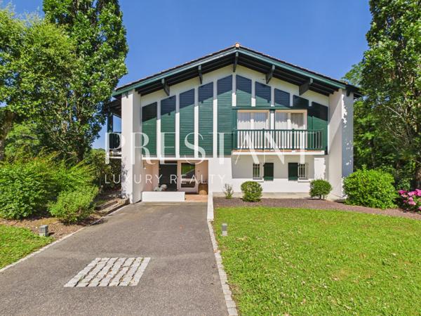 Maison neo-basque avec jardin piscine et garage, MOUGUERRE