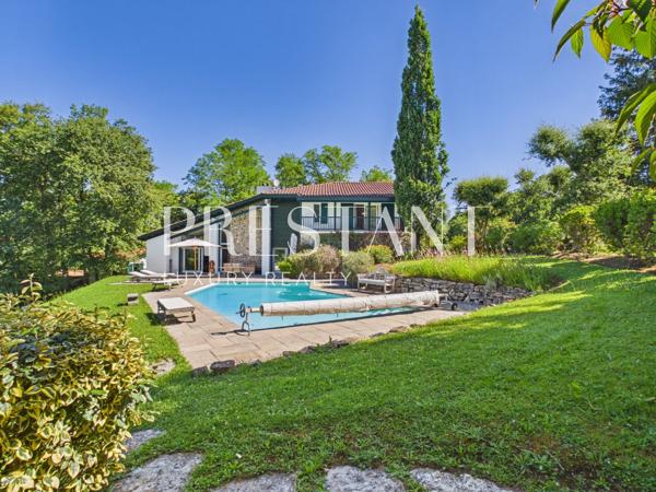 Maison neo-basque avec jardin piscine et garage, MOUGUERRE