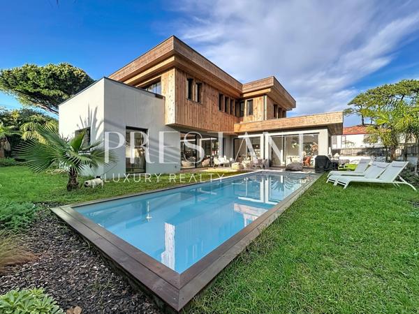 Chiberta – Superbe maison contemporaine neuve de fin 2023 sur terrain paysagé agrémenté d’une piscine. Plage à pied., ANGLET