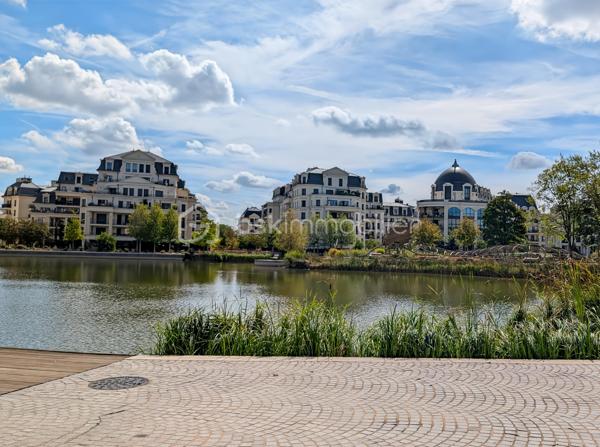 APPARTEMENT 4 PIÈCES DE 76 m² AVEC BALCON DE 7M2 – QUARTIER DU PANORAMA À CLAMART 

Au cœur du très prisé quartier du Panorama à Clamart, véritable écoquartier alliant à la perfection standing, modernité et nature, ce quartier attire par sa qualité de vie exceptionnelle, je vous propose cet appartement familial de 4 pièces de 76m² distribués sans aucune perte d'espace.

L'appartement situé au dexuième étage avec ascenseur est composé comme suit: une vaste pièce de vie de 32m2 avec cuisine ouverte sur le séjour et prolongée d'un balcon spacieux de 7m2, une chambre de 9.5m2, une salle de bain avec WC de 5.5m2, un dégagement avec placard dessert deux autres chambres dont une suite de 11.7m2 avec sa salle d'eau privative. Un deuxième WC séparés.

Rare, ce bien est vendu avec deux places de parking en sous-sol

Transports en commun: Le tramway T6 à quelques minutes permet de rejoindre rapidement la ligne 13 du métro, et l’arrivée imminente de la ligne 15 du Grand Paris Express, est un atout pour la valorisation du secteur et la mobilité vers Paris et toute l’Île-de-France.

Points forts:
Quartier somptueux
DPE 
Distribution sans perte d'espace
Deux stationnements en sous-sol
Economique, charges de 3100 euros / an incluant eau chaude, eau froide et chauffage!

Un appartement idéal avec un cadre de vie privilégié autour du lac au cœur du quartier le plus dynamique et prisé de Clamart.