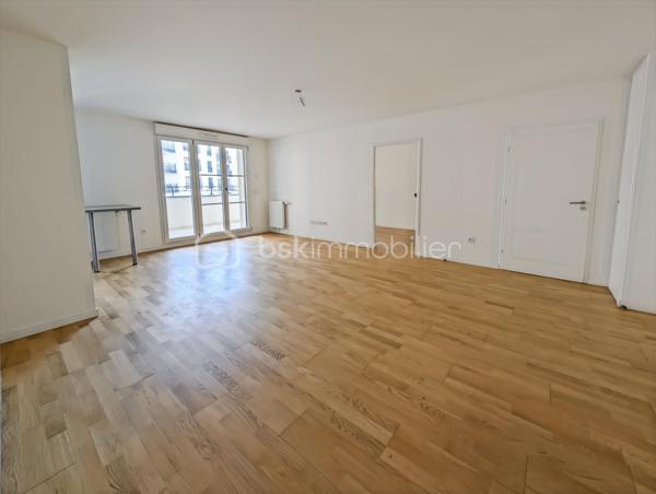 APPARTEMENT 4 PIÈCES DE 76 m² AVEC BALCON DE 7M2 – QUARTIER DU PANORAMA À CLAMART 

Au cœur du très prisé quartier du Panorama à Clamart, véritable écoquartier alliant à la perfection standing, modernité et nature, ce quartier attire par sa qualité de vie exceptionnelle, je vous propose cet appartement familial de 4 pièces de 76m² distribués sans aucune perte d'espace.

L'appartement situé au dexuième étage avec ascenseur est composé comme suit: une vaste pièce de vie de 32m2 avec cuisine ouverte sur le séjour et prolongée d'un balcon spacieux de 7m2, une chambre de 9.5m2, une salle de bain avec WC de 5.5m2, un dégagement avec placard dessert deux autres chambres dont une suite de 11.7m2 avec sa salle d'eau privative. Un deuxième WC séparés.

Rare, ce bien est vendu avec deux places de parking en sous-sol

Transports en commun: Le tramway T6 à quelques minutes permet de rejoindre rapidement la ligne 13 du métro, et l’arrivée imminente de la ligne 15 du Grand Paris Express, est un atout pour la valorisation du secteur et la mobilité vers Paris et toute l’Île-de-France.

Points forts:
Quartier somptueux
DPE 
Distribution sans perte d'espace
Deux stationnements en sous-sol
Economique, charges de 3100 euros / an incluant eau chaude, eau froide et chauffage!

Un appartement idéal avec un cadre de vie privilégié autour du lac au cœur du quartier le plus dynamique et prisé de Clamart.