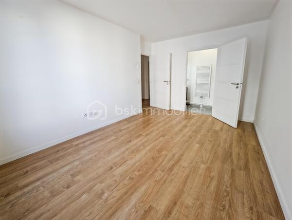 APPARTEMENT 4 PIÈCES DE 76 m² AVEC BALCON DE 7M2 – QUARTIER DU PANORAMA À CLAMART 

Au cœur du très prisé quartier du Panorama à Clamart, véritable écoquartier alliant à la perfection standing, modernité et nature, ce quartier attire par sa qualité de vie exceptionnelle, je vous propose cet appartement familial de 4 pièces de 76m² distribués sans aucune perte d'espace.

L'appartement situé au dexuième étage avec ascenseur est composé comme suit: une vaste pièce de vie de 32m2 avec cuisine ouverte sur le séjour et prolongée d'un balcon spacieux de 7m2, une chambre de 9.5m2, une salle de bain avec WC de 5.5m2, un dégagement avec placard dessert deux autres chambres dont une suite de 11.7m2 avec sa salle d'eau privative. Un deuxième WC séparés.

Rare, ce bien est vendu avec deux places de parking en sous-sol

Transports en commun: Le tramway T6 à quelques minutes permet de rejoindre rapidement la ligne 13 du métro, et l’arrivée imminente de la ligne 15 du Grand Paris Express, est un atout pour la valorisation du secteur et la mobilité vers Paris et toute l’Île-de-France.

Points forts:
Quartier somptueux
DPE 
Distribution sans perte d'espace
Deux stationnements en sous-sol
Economique, charges de 3100 euros / an incluant eau chaude, eau froide et chauffage!

Un appartement idéal avec un cadre de vie privilégié autour du lac au cœur du quartier le plus dynamique et prisé de Clamart.