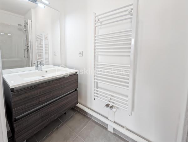 APPARTEMENT 4 PIÈCES DE 76 m² AVEC BALCON DE 7M2 – QUARTIER DU PANORAMA À CLAMART 

Au cœur du très prisé quartier du Panorama à Clamart, véritable écoquartier alliant à la perfection standing, modernité et nature, ce quartier attire par sa qualité de vie exceptionnelle, je vous propose cet appartement familial de 4 pièces de 76m² distribués sans aucune perte d'espace.

L'appartement situé au dexuième étage avec ascenseur est composé comme suit: une vaste pièce de vie de 32m2 avec cuisine ouverte sur le séjour et prolongée d'un balcon spacieux de 7m2, une chambre de 9.5m2, une salle de bain avec WC de 5.5m2, un dégagement avec placard dessert deux autres chambres dont une suite de 11.7m2 avec sa salle d'eau privative. Un deuxième WC séparés.

Rare, ce bien est vendu avec deux places de parking en sous-sol

Transports en commun: Le tramway T6 à quelques minutes permet de rejoindre rapidement la ligne 13 du métro, et l’arrivée imminente de la ligne 15 du Grand Paris Express, est un atout pour la valorisation du secteur et la mobilité vers Paris et toute l’Île-de-France.

Points forts:
Quartier somptueux
DPE 
Distribution sans perte d'espace
Deux stationnements en sous-sol
Economique, charges de 3100 euros / an incluant eau chaude, eau froide et chauffage!

Un appartement idéal avec un cadre de vie privilégié autour du lac au cœur du quartier le plus dynamique et prisé de Clamart.