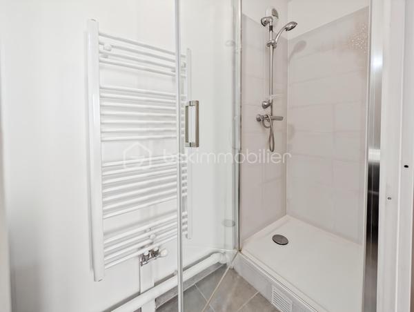APPARTEMENT 4 PIÈCES DE 76 m² AVEC BALCON DE 7M2 – QUARTIER DU PANORAMA À CLAMART 

Au cœur du très prisé quartier du Panorama à Clamart, véritable écoquartier alliant à la perfection standing, modernité et nature, ce quartier attire par sa qualité de vie exceptionnelle, je vous propose cet appartement familial de 4 pièces de 76m² distribués sans aucune perte d'espace.

L'appartement situé au dexuième étage avec ascenseur est composé comme suit: une vaste pièce de vie de 32m2 avec cuisine ouverte sur le séjour et prolongée d'un balcon spacieux de 7m2, une chambre de 9.5m2, une salle de bain avec WC de 5.5m2, un dégagement avec placard dessert deux autres chambres dont une suite de 11.7m2 avec sa salle d'eau privative. Un deuxième WC séparés.

Rare, ce bien est vendu avec deux places de parking en sous-sol

Transports en commun: Le tramway T6 à quelques minutes permet de rejoindre rapidement la ligne 13 du métro, et l’arrivée imminente de la ligne 15 du Grand Paris Express, est un atout pour la valorisation du secteur et la mobilité vers Paris et toute l’Île-de-France.

Points forts:
Quartier somptueux
DPE 
Distribution sans perte d'espace
Deux stationnements en sous-sol
Economique, charges de 3100 euros / an incluant eau chaude, eau froide et chauffage!

Un appartement idéal avec un cadre de vie privilégié autour du lac au cœur du quartier le plus dynamique et prisé de Clamart.