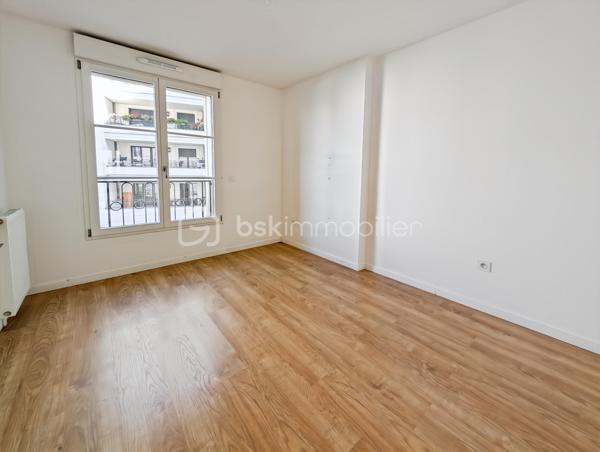 APPARTEMENT 4 PIÈCES DE 76 m² AVEC BALCON DE 7M2 – QUARTIER DU PANORAMA À CLAMART 

Au cœur du très prisé quartier du Panorama à Clamart, véritable écoquartier alliant à la perfection standing, modernité et nature, ce quartier attire par sa qualité de vie exceptionnelle, je vous propose cet appartement familial de 4 pièces de 76m² distribués sans aucune perte d'espace.

L'appartement situé au dexuième étage avec ascenseur est composé comme suit: une vaste pièce de vie de 32m2 avec cuisine ouverte sur le séjour et prolongée d'un balcon spacieux de 7m2, une chambre de 9.5m2, une salle de bain avec WC de 5.5m2, un dégagement avec placard dessert deux autres chambres dont une suite de 11.7m2 avec sa salle d'eau privative. Un deuxième WC séparés.

Rare, ce bien est vendu avec deux places de parking en sous-sol

Transports en commun: Le tramway T6 à quelques minutes permet de rejoindre rapidement la ligne 13 du métro, et l’arrivée imminente de la ligne 15 du Grand Paris Express, est un atout pour la valorisation du secteur et la mobilité vers Paris et toute l’Île-de-France.

Points forts:
Quartier somptueux
DPE 
Distribution sans perte d'espace
Deux stationnements en sous-sol
Economique, charges de 3100 euros / an incluant eau chaude, eau froide et chauffage!

Un appartement idéal avec un cadre de vie privilégié autour du lac au cœur du quartier le plus dynamique et prisé de Clamart.