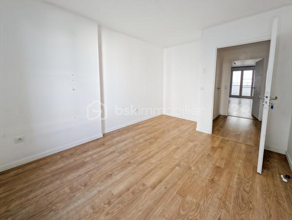 APPARTEMENT 4 PIÈCES DE 76 m² AVEC BALCON DE 7M2 – QUARTIER DU PANORAMA À CLAMART 

Au cœur du très prisé quartier du Panorama à Clamart, véritable écoquartier alliant à la perfection standing, modernité et nature, ce quartier attire par sa qualité de vie exceptionnelle, je vous propose cet appartement familial de 4 pièces de 76m² distribués sans aucune perte d'espace.

L'appartement situé au dexuième étage avec ascenseur est composé comme suit: une vaste pièce de vie de 32m2 avec cuisine ouverte sur le séjour et prolongée d'un balcon spacieux de 7m2, une chambre de 9.5m2, une salle de bain avec WC de 5.5m2, un dégagement avec placard dessert deux autres chambres dont une suite de 11.7m2 avec sa salle d'eau privative. Un deuxième WC séparés.

Rare, ce bien est vendu avec deux places de parking en sous-sol

Transports en commun: Le tramway T6 à quelques minutes permet de rejoindre rapidement la ligne 13 du métro, et l’arrivée imminente de la ligne 15 du Grand Paris Express, est un atout pour la valorisation du secteur et la mobilité vers Paris et toute l’Île-de-France.

Points forts:
Quartier somptueux
DPE 
Distribution sans perte d'espace
Deux stationnements en sous-sol
Economique, charges de 3100 euros / an incluant eau chaude, eau froide et chauffage!

Un appartement idéal avec un cadre de vie privilégié autour du lac au cœur du quartier le plus dynamique et prisé de Clamart.