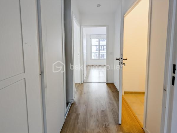 APPARTEMENT 4 PIÈCES DE 76 m² AVEC BALCON DE 7M2 – QUARTIER DU PANORAMA À CLAMART 

Au cœur du très prisé quartier du Panorama à Clamart, véritable écoquartier alliant à la perfection standing, modernité et nature, ce quartier attire par sa qualité de vie exceptionnelle, je vous propose cet appartement familial de 4 pièces de 76m² distribués sans aucune perte d'espace.

L'appartement situé au dexuième étage avec ascenseur est composé comme suit: une vaste pièce de vie de 32m2 avec cuisine ouverte sur le séjour et prolongée d'un balcon spacieux de 7m2, une chambre de 9.5m2, une salle de bain avec WC de 5.5m2, un dégagement avec placard dessert deux autres chambres dont une suite de 11.7m2 avec sa salle d'eau privative. Un deuxième WC séparés.

Rare, ce bien est vendu avec deux places de parking en sous-sol

Transports en commun: Le tramway T6 à quelques minutes permet de rejoindre rapidement la ligne 13 du métro, et l’arrivée imminente de la ligne 15 du Grand Paris Express, est un atout pour la valorisation du secteur et la mobilité vers Paris et toute l’Île-de-France.

Points forts:
Quartier somptueux
DPE 
Distribution sans perte d'espace
Deux stationnements en sous-sol
Economique, charges de 3100 euros / an incluant eau chaude, eau froide et chauffage!

Un appartement idéal avec un cadre de vie privilégié autour du lac au cœur du quartier le plus dynamique et prisé de Clamart.