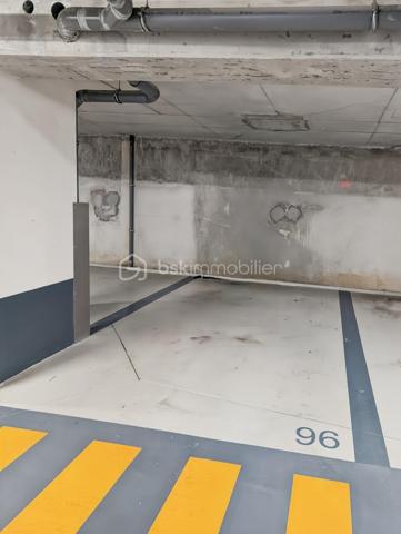 APPARTEMENT 4 PIÈCES DE 76 m² AVEC BALCON DE 7M2 – QUARTIER DU PANORAMA À CLAMART 

Au cœur du très prisé quartier du Panorama à Clamart, véritable écoquartier alliant à la perfection standing, modernité et nature, ce quartier attire par sa qualité de vie exceptionnelle, je vous propose cet appartement familial de 4 pièces de 76m² distribués sans aucune perte d'espace.

L'appartement situé au dexuième étage avec ascenseur est composé comme suit: une vaste pièce de vie de 32m2 avec cuisine ouverte sur le séjour et prolongée d'un balcon spacieux de 7m2, une chambre de 9.5m2, une salle de bain avec WC de 5.5m2, un dégagement avec placard dessert deux autres chambres dont une suite de 11.7m2 avec sa salle d'eau privative. Un deuxième WC séparés.

Rare, ce bien est vendu avec deux places de parking en sous-sol

Transports en commun: Le tramway T6 à quelques minutes permet de rejoindre rapidement la ligne 13 du métro, et l’arrivée imminente de la ligne 15 du Grand Paris Express, est un atout pour la valorisation du secteur et la mobilité vers Paris et toute l’Île-de-France.

Points forts:
Quartier somptueux
DPE 
Distribution sans perte d'espace
Deux stationnements en sous-sol
Economique, charges de 3100 euros / an incluant eau chaude, eau froide et chauffage!

Un appartement idéal avec un cadre de vie privilégié autour du lac au cœur du quartier le plus dynamique et prisé de Clamart.