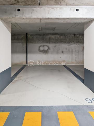APPARTEMENT 4 PIÈCES DE 76 m² AVEC BALCON DE 7M2 – QUARTIER DU PANORAMA À CLAMART 

Au cœur du très prisé quartier du Panorama à Clamart, véritable écoquartier alliant à la perfection standing, modernité et nature, ce quartier attire par sa qualité de vie exceptionnelle, je vous propose cet appartement familial de 4 pièces de 76m² distribués sans aucune perte d'espace.

L'appartement situé au dexuième étage avec ascenseur est composé comme suit: une vaste pièce de vie de 32m2 avec cuisine ouverte sur le séjour et prolongée d'un balcon spacieux de 7m2, une chambre de 9.5m2, une salle de bain avec WC de 5.5m2, un dégagement avec placard dessert deux autres chambres dont une suite de 11.7m2 avec sa salle d'eau privative. Un deuxième WC séparés.

Rare, ce bien est vendu avec deux places de parking en sous-sol

Transports en commun: Le tramway T6 à quelques minutes permet de rejoindre rapidement la ligne 13 du métro, et l’arrivée imminente de la ligne 15 du Grand Paris Express, est un atout pour la valorisation du secteur et la mobilité vers Paris et toute l’Île-de-France.

Points forts:
Quartier somptueux
DPE 
Distribution sans perte d'espace
Deux stationnements en sous-sol
Economique, charges de 3100 euros / an incluant eau chaude, eau froide et chauffage!

Un appartement idéal avec un cadre de vie privilégié autour du lac au cœur du quartier le plus dynamique et prisé de Clamart.