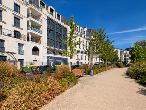 APPARTEMENT 4 PIÈCES DE 76 m² AVEC BALCON DE 7M2 – QUARTIER DU PANORAMA À CLAMART 

Au cœur du très prisé quartier du Panorama à Clamart, véritable écoquartier alliant à la perfection standing, modernité et nature, ce quartier attire par sa qualité de vie exceptionnelle, je vous propose cet appartement familial de 4 pièces de 76m² distribués sans aucune perte d'espace.

L'appartement situé au dexuième étage avec ascenseur est composé comme suit: une vaste pièce de vie de 32m2 avec cuisine ouverte sur le séjour et prolongée d'un balcon spacieux de 7m2, une chambre de 9.5m2, une salle de bain avec WC de 5.5m2, un dégagement avec placard dessert deux autres chambres dont une suite de 11.7m2 avec sa salle d'eau privative. Un deuxième WC séparés.

Rare, ce bien est vendu avec deux places de parking en sous-sol

Transports en commun: Le tramway T6 à quelques minutes permet de rejoindre rapidement la ligne 13 du métro, et l’arrivée imminente de la ligne 15 du Grand Paris Express, est un atout pour la valorisation du secteur et la mobilité vers Paris et toute l’Île-de-France.

Points forts:
Quartier somptueux
DPE 
Distribution sans perte d'espace
Deux stationnements en sous-sol
Economique, charges de 3100 euros / an incluant eau chaude, eau froide et chauffage!

Un appartement idéal avec un cadre de vie privilégié autour du lac au cœur du quartier le plus dynamique et prisé de Clamart.