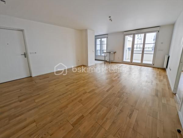 APPARTEMENT 4 PIÈCES DE 76 m² AVEC BALCON DE 7M2 – QUARTIER DU PANORAMA À CLAMART 

Au cœur du très prisé quartier du Panorama à Clamart, véritable écoquartier alliant à la perfection standing, modernité et nature, ce quartier attire par sa qualité de vie exceptionnelle, je vous propose cet appartement familial de 4 pièces de 76m² distribués sans aucune perte d'espace.

L'appartement situé au dexuième étage avec ascenseur est composé comme suit: une vaste pièce de vie de 32m2 avec cuisine ouverte sur le séjour et prolongée d'un balcon spacieux de 7m2, une chambre de 9.5m2, une salle de bain avec WC de 5.5m2, un dégagement avec placard dessert deux autres chambres dont une suite de 11.7m2 avec sa salle d'eau privative. Un deuxième WC séparés.

Rare, ce bien est vendu avec deux places de parking en sous-sol

Transports en commun: Le tramway T6 à quelques minutes permet de rejoindre rapidement la ligne 13 du métro, et l’arrivée imminente de la ligne 15 du Grand Paris Express, est un atout pour la valorisation du secteur et la mobilité vers Paris et toute l’Île-de-France.

Points forts:
Quartier somptueux
DPE 
Distribution sans perte d'espace
Deux stationnements en sous-sol
Economique, charges de 3100 euros / an incluant eau chaude, eau froide et chauffage!

Un appartement idéal avec un cadre de vie privilégié autour du lac au cœur du quartier le plus dynamique et prisé de Clamart.