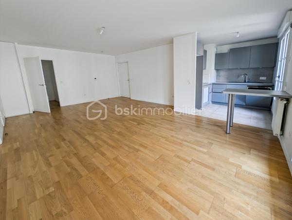 APPARTEMENT 4 PIÈCES DE 76 m² AVEC BALCON DE 7M2 – QUARTIER DU PANORAMA À CLAMART 

Au cœur du très prisé quartier du Panorama à Clamart, véritable écoquartier alliant à la perfection standing, modernité et nature, ce quartier attire par sa qualité de vie exceptionnelle, je vous propose cet appartement familial de 4 pièces de 76m² distribués sans aucune perte d'espace.

L'appartement situé au dexuième étage avec ascenseur est composé comme suit: une vaste pièce de vie de 32m2 avec cuisine ouverte sur le séjour et prolongée d'un balcon spacieux de 7m2, une chambre de 9.5m2, une salle de bain avec WC de 5.5m2, un dégagement avec placard dessert deux autres chambres dont une suite de 11.7m2 avec sa salle d'eau privative. Un deuxième WC séparés.

Rare, ce bien est vendu avec deux places de parking en sous-sol

Transports en commun: Le tramway T6 à quelques minutes permet de rejoindre rapidement la ligne 13 du métro, et l’arrivée imminente de la ligne 15 du Grand Paris Express, est un atout pour la valorisation du secteur et la mobilité vers Paris et toute l’Île-de-France.

Points forts:
Quartier somptueux
DPE 
Distribution sans perte d'espace
Deux stationnements en sous-sol
Economique, charges de 3100 euros / an incluant eau chaude, eau froide et chauffage!

Un appartement idéal avec un cadre de vie privilégié autour du lac au cœur du quartier le plus dynamique et prisé de Clamart.