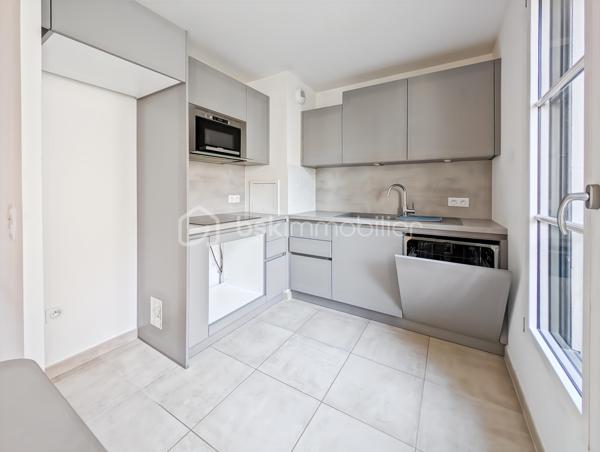 APPARTEMENT 4 PIÈCES DE 76 m² AVEC BALCON DE 7M2 – QUARTIER DU PANORAMA À CLAMART 

Au cœur du très prisé quartier du Panorama à Clamart, véritable écoquartier alliant à la perfection standing, modernité et nature, ce quartier attire par sa qualité de vie exceptionnelle, je vous propose cet appartement familial de 4 pièces de 76m² distribués sans aucune perte d'espace.

L'appartement situé au dexuième étage avec ascenseur est composé comme suit: une vaste pièce de vie de 32m2 avec cuisine ouverte sur le séjour et prolongée d'un balcon spacieux de 7m2, une chambre de 9.5m2, une salle de bain avec WC de 5.5m2, un dégagement avec placard dessert deux autres chambres dont une suite de 11.7m2 avec sa salle d'eau privative. Un deuxième WC séparés.

Rare, ce bien est vendu avec deux places de parking en sous-sol

Transports en commun: Le tramway T6 à quelques minutes permet de rejoindre rapidement la ligne 13 du métro, et l’arrivée imminente de la ligne 15 du Grand Paris Express, est un atout pour la valorisation du secteur et la mobilité vers Paris et toute l’Île-de-France.

Points forts:
Quartier somptueux
DPE 
Distribution sans perte d'espace
Deux stationnements en sous-sol
Economique, charges de 3100 euros / an incluant eau chaude, eau froide et chauffage!

Un appartement idéal avec un cadre de vie privilégié autour du lac au cœur du quartier le plus dynamique et prisé de Clamart.