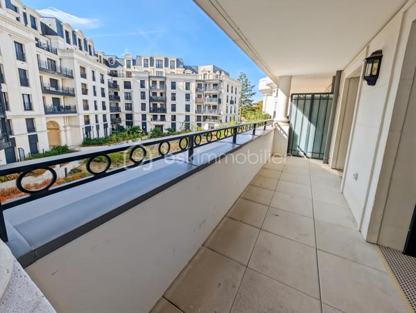 APPARTEMENT 4 PIÈCES DE 76 m² AVEC BALCON DE 7M2 – QUARTIER DU PANORAMA À CLAMART 

Au cœur du très prisé quartier du Panorama à Clamart, véritable écoquartier alliant à la perfection standing, modernité et nature, ce quartier attire par sa qualité de vie exceptionnelle, je vous propose cet appartement familial de 4 pièces de 76m² distribués sans aucune perte d'espace.

L'appartement situé au dexuième étage avec ascenseur est composé comme suit: une vaste pièce de vie de 32m2 avec cuisine ouverte sur le séjour et prolongée d'un balcon spacieux de 7m2, une chambre de 9.5m2, une salle de bain avec WC de 5.5m2, un dégagement avec placard dessert deux autres chambres dont une suite de 11.7m2 avec sa salle d'eau privative. Un deuxième WC séparés.

Rare, ce bien est vendu avec deux places de parking en sous-sol

Transports en commun: Le tramway T6 à quelques minutes permet de rejoindre rapidement la ligne 13 du métro, et l’arrivée imminente de la ligne 15 du Grand Paris Express, est un atout pour la valorisation du secteur et la mobilité vers Paris et toute l’Île-de-France.

Points forts:
Quartier somptueux
DPE 
Distribution sans perte d'espace
Deux stationnements en sous-sol
Economique, charges de 3100 euros / an incluant eau chaude, eau froide et chauffage!

Un appartement idéal avec un cadre de vie privilégié autour du lac au cœur du quartier le plus dynamique et prisé de Clamart.