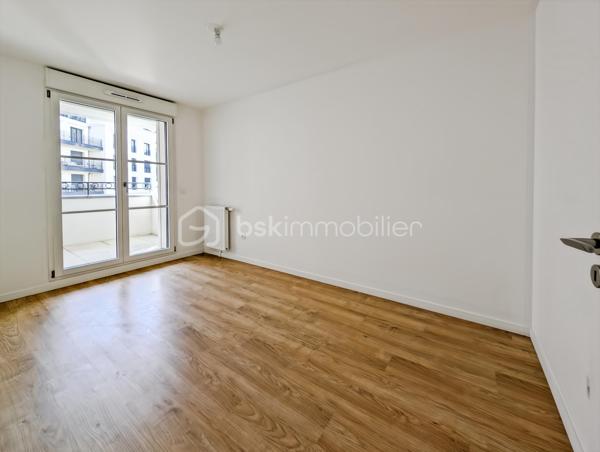 APPARTEMENT 4 PIÈCES DE 76 m² AVEC BALCON DE 7M2 – QUARTIER DU PANORAMA À CLAMART 

Au cœur du très prisé quartier du Panorama à Clamart, véritable écoquartier alliant à la perfection standing, modernité et nature, ce quartier attire par sa qualité de vie exceptionnelle, je vous propose cet appartement familial de 4 pièces de 76m² distribués sans aucune perte d'espace.

L'appartement situé au dexuième étage avec ascenseur est composé comme suit: une vaste pièce de vie de 32m2 avec cuisine ouverte sur le séjour et prolongée d'un balcon spacieux de 7m2, une chambre de 9.5m2, une salle de bain avec WC de 5.5m2, un dégagement avec placard dessert deux autres chambres dont une suite de 11.7m2 avec sa salle d'eau privative. Un deuxième WC séparés.

Rare, ce bien est vendu avec deux places de parking en sous-sol

Transports en commun: Le tramway T6 à quelques minutes permet de rejoindre rapidement la ligne 13 du métro, et l’arrivée imminente de la ligne 15 du Grand Paris Express, est un atout pour la valorisation du secteur et la mobilité vers Paris et toute l’Île-de-France.

Points forts:
Quartier somptueux
DPE 
Distribution sans perte d'espace
Deux stationnements en sous-sol
Economique, charges de 3100 euros / an incluant eau chaude, eau froide et chauffage!

Un appartement idéal avec un cadre de vie privilégié autour du lac au cœur du quartier le plus dynamique et prisé de Clamart.