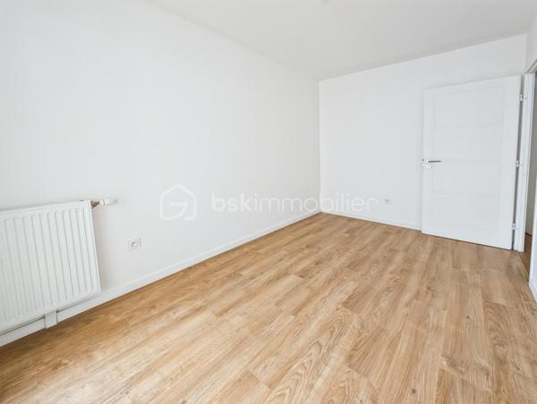 APPARTEMENT 4 PIÈCES DE 76 m² AVEC BALCON DE 7M2 – QUARTIER DU PANORAMA À CLAMART 

Au cœur du très prisé quartier du Panorama à Clamart, véritable écoquartier alliant à la perfection standing, modernité et nature, ce quartier attire par sa qualité de vie exceptionnelle, je vous propose cet appartement familial de 4 pièces de 76m² distribués sans aucune perte d'espace.

L'appartement situé au dexuième étage avec ascenseur est composé comme suit: une vaste pièce de vie de 32m2 avec cuisine ouverte sur le séjour et prolongée d'un balcon spacieux de 7m2, une chambre de 9.5m2, une salle de bain avec WC de 5.5m2, un dégagement avec placard dessert deux autres chambres dont une suite de 11.7m2 avec sa salle d'eau privative. Un deuxième WC séparés.

Rare, ce bien est vendu avec deux places de parking en sous-sol

Transports en commun: Le tramway T6 à quelques minutes permet de rejoindre rapidement la ligne 13 du métro, et l’arrivée imminente de la ligne 15 du Grand Paris Express, est un atout pour la valorisation du secteur et la mobilité vers Paris et toute l’Île-de-France.

Points forts:
Quartier somptueux
DPE 
Distribution sans perte d'espace
Deux stationnements en sous-sol
Economique, charges de 3100 euros / an incluant eau chaude, eau froide et chauffage!

Un appartement idéal avec un cadre de vie privilégié autour du lac au cœur du quartier le plus dynamique et prisé de Clamart.