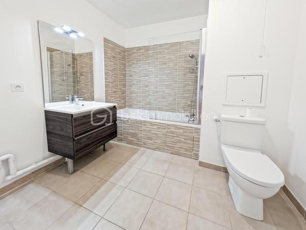 APPARTEMENT 4 PIÈCES DE 76 m² AVEC BALCON DE 7M2 – QUARTIER DU PANORAMA À CLAMART 

Au cœur du très prisé quartier du Panorama à Clamart, véritable écoquartier alliant à la perfection standing, modernité et nature, ce quartier attire par sa qualité de vie exceptionnelle, je vous propose cet appartement familial de 4 pièces de 76m² distribués sans aucune perte d'espace.

L'appartement situé au dexuième étage avec ascenseur est composé comme suit: une vaste pièce de vie de 32m2 avec cuisine ouverte sur le séjour et prolongée d'un balcon spacieux de 7m2, une chambre de 9.5m2, une salle de bain avec WC de 5.5m2, un dégagement avec placard dessert deux autres chambres dont une suite de 11.7m2 avec sa salle d'eau privative. Un deuxième WC séparés.

Rare, ce bien est vendu avec deux places de parking en sous-sol

Transports en commun: Le tramway T6 à quelques minutes permet de rejoindre rapidement la ligne 13 du métro, et l’arrivée imminente de la ligne 15 du Grand Paris Express, est un atout pour la valorisation du secteur et la mobilité vers Paris et toute l’Île-de-France.

Points forts:
Quartier somptueux
DPE 
Distribution sans perte d'espace
Deux stationnements en sous-sol
Economique, charges de 3100 euros / an incluant eau chaude, eau froide et chauffage!

Un appartement idéal avec un cadre de vie privilégié autour du lac au cœur du quartier le plus dynamique et prisé de Clamart.