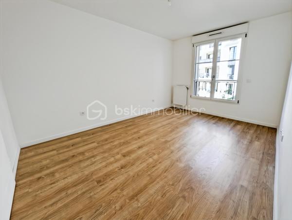 APPARTEMENT 4 PIÈCES DE 76 m² AVEC BALCON DE 7M2 – QUARTIER DU PANORAMA À CLAMART 

Au cœur du très prisé quartier du Panorama à Clamart, véritable écoquartier alliant à la perfection standing, modernité et nature, ce quartier attire par sa qualité de vie exceptionnelle, je vous propose cet appartement familial de 4 pièces de 76m² distribués sans aucune perte d'espace.

L'appartement situé au dexuième étage avec ascenseur est composé comme suit: une vaste pièce de vie de 32m2 avec cuisine ouverte sur le séjour et prolongée d'un balcon spacieux de 7m2, une chambre de 9.5m2, une salle de bain avec WC de 5.5m2, un dégagement avec placard dessert deux autres chambres dont une suite de 11.7m2 avec sa salle d'eau privative. Un deuxième WC séparés.

Rare, ce bien est vendu avec deux places de parking en sous-sol

Transports en commun: Le tramway T6 à quelques minutes permet de rejoindre rapidement la ligne 13 du métro, et l’arrivée imminente de la ligne 15 du Grand Paris Express, est un atout pour la valorisation du secteur et la mobilité vers Paris et toute l’Île-de-France.

Points forts:
Quartier somptueux
DPE 
Distribution sans perte d'espace
Deux stationnements en sous-sol
Economique, charges de 3100 euros / an incluant eau chaude, eau froide et chauffage!

Un appartement idéal avec un cadre de vie privilégié autour du lac au cœur du quartier le plus dynamique et prisé de Clamart.