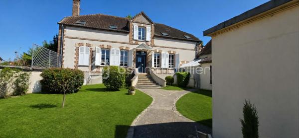 Laissez-vous séduire par cette superbe maison bourgeoise entièrement rénovée, alliant avec élégance le cachet de l'ancien et les prestations modernes. Spacieuse, lumineuse et parfaitement entretenue, elle offre un cadre de vie idéal pour une famille en quête de confort.

Au rez-de-chaussée, vous découvrirez une belle entrée desservant une vaste pièce de vie de 66 m², sublimée par une magnifique cheminée en pierre et une bibliothèque sur mesure, véritable cœur de la maison. La cuisine de 13 m², entièrement équipée et aménagée, a été rénovée en 2022 et s'accompagne d'une arrière-cuisine faisant office de buanderie.

Ce niveau comprend également une belle chambre de 19 m², une salle d'eau contemporaine avec douche à l'italienne ainsi qu'un WC indépendant.

À l'étage, une agréable pièce palière avec de grands placards dessert quatre chambres, dont une exceptionnelle de 56 m², facilement divisible selon vos besoins. Vous y trouverez également une élégante salle de bains habillée de marbre ainsi qu'un second WC.

La maison dispose en complément d'une magnifique cave voûtée, d'une véranda et d'un garage motorisé équipée d'une prise de recharge pour véhicule électrique.

À l'extérieur, vous profiterez d'un terrain entièrement clos et arboré, d'une belle terrasse en pavés et d'une chaleureuse pergola en bois, idéale pour les beaux jours.

Prestations de qualité :
Maison entièrement rénovée avec des matériaux de qualité.
Pompe à chaleur réversible dans toutes les pièces.
Chaudière au gaz.
Fibre optique.
Double vitrage sur l'ensemble de la maison.
Adoucisseur d'eau.
Excellente performance énergétique grâce aux travaux réalisés.
Cette demeure de caractère a su conserver toute l'authenticité et le charme de l'ancien (volumes, cheminée, cave voûtée…) tout en intégrant des équipements modernes offrant un confort optimal et une consommation énergétique maîtrisée.
Située à 10 minutes de la gare de Sens, desservant Paris-Bercy en seulement 54 minutes.
Une propriété rare sur le marché, à découvrir sans tarder ! Contacter-moi pour de plus amples renseignement et planifier votre visite !