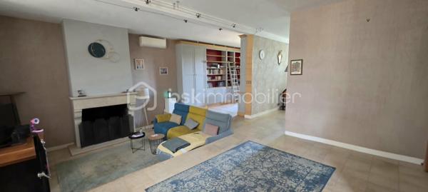 Laissez-vous séduire par cette superbe maison bourgeoise entièrement rénovée, alliant avec élégance le cachet de l'ancien et les prestations modernes. Spacieuse, lumineuse et parfaitement entretenue, elle offre un cadre de vie idéal pour une famille en quête de confort.

Au rez-de-chaussée, vous découvrirez une belle entrée desservant une vaste pièce de vie de 66 m², sublimée par une magnifique cheminée en pierre et une bibliothèque sur mesure, véritable cœur de la maison. La cuisine de 13 m², entièrement équipée et aménagée, a été rénovée en 2022 et s'accompagne d'une arrière-cuisine faisant office de buanderie.

Ce niveau comprend également une belle chambre de 19 m², une salle d'eau contemporaine avec douche à l'italienne ainsi qu'un WC indépendant.

À l'étage, une agréable pièce palière avec de grands placards dessert quatre chambres, dont une exceptionnelle de 56 m², facilement divisible selon vos besoins. Vous y trouverez également une élégante salle de bains habillée de marbre ainsi qu'un second WC.

La maison dispose en complément d'une magnifique cave voûtée, d'une véranda et d'un garage motorisé équipée d'une prise de recharge pour véhicule électrique.

À l'extérieur, vous profiterez d'un terrain entièrement clos et arboré, d'une belle terrasse en pavés et d'une chaleureuse pergola en bois, idéale pour les beaux jours.

Prestations de qualité :
Maison entièrement rénovée avec des matériaux de qualité.
Pompe à chaleur réversible dans toutes les pièces.
Chaudière au gaz.
Fibre optique.
Double vitrage sur l'ensemble de la maison.
Adoucisseur d'eau.
Excellente performance énergétique grâce aux travaux réalisés.
Cette demeure de caractère a su conserver toute l'authenticité et le charme de l'ancien (volumes, cheminée, cave voûtée…) tout en intégrant des équipements modernes offrant un confort optimal et une consommation énergétique maîtrisée.
Située à 10 minutes de la gare de Sens, desservant Paris-Bercy en seulement 54 minutes.
Une propriété rare sur le marché, à découvrir sans tarder ! Contacter-moi pour de plus amples renseignement et planifier votre visite !