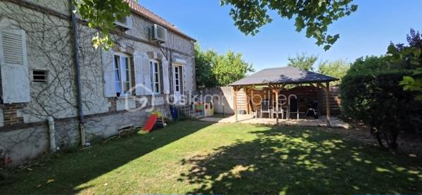 Laissez-vous séduire par cette superbe maison bourgeoise entièrement rénovée, alliant avec élégance le cachet de l'ancien et les prestations modernes. Spacieuse, lumineuse et parfaitement entretenue, elle offre un cadre de vie idéal pour une famille en quête de confort.

Au rez-de-chaussée, vous découvrirez une belle entrée desservant une vaste pièce de vie de 66 m², sublimée par une magnifique cheminée en pierre et une bibliothèque sur mesure, véritable cœur de la maison. La cuisine de 13 m², entièrement équipée et aménagée, a été rénovée en 2022 et s'accompagne d'une arrière-cuisine faisant office de buanderie.

Ce niveau comprend également une belle chambre de 19 m², une salle d'eau contemporaine avec douche à l'italienne ainsi qu'un WC indépendant.

À l'étage, une agréable pièce palière avec de grands placards dessert quatre chambres, dont une exceptionnelle de 56 m², facilement divisible selon vos besoins. Vous y trouverez également une élégante salle de bains habillée de marbre ainsi qu'un second WC.

La maison dispose en complément d'une magnifique cave voûtée, d'une véranda et d'un garage motorisé équipée d'une prise de recharge pour véhicule électrique.

À l'extérieur, vous profiterez d'un terrain entièrement clos et arboré, d'une belle terrasse en pavés et d'une chaleureuse pergola en bois, idéale pour les beaux jours.

Prestations de qualité :
Maison entièrement rénovée avec des matériaux de qualité.
Pompe à chaleur réversible dans toutes les pièces.
Chaudière au gaz.
Fibre optique.
Double vitrage sur l'ensemble de la maison.
Adoucisseur d'eau.
Excellente performance énergétique grâce aux travaux réalisés.
Cette demeure de caractère a su conserver toute l'authenticité et le charme de l'ancien (volumes, cheminée, cave voûtée…) tout en intégrant des équipements modernes offrant un confort optimal et une consommation énergétique maîtrisée.
Située à 10 minutes de la gare de Sens, desservant Paris-Bercy en seulement 54 minutes.
Une propriété rare sur le marché, à découvrir sans tarder ! Contacter-moi pour de plus amples renseignement et planifier votre visite !
