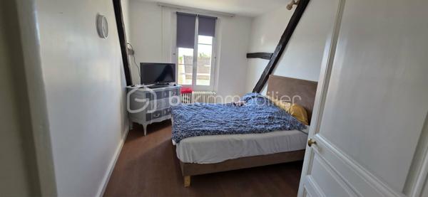Laissez-vous séduire par cette superbe maison bourgeoise entièrement rénovée, alliant avec élégance le cachet de l'ancien et les prestations modernes. Spacieuse, lumineuse et parfaitement entretenue, elle offre un cadre de vie idéal pour une famille en quête de confort.

Au rez-de-chaussée, vous découvrirez une belle entrée desservant une vaste pièce de vie de 66 m², sublimée par une magnifique cheminée en pierre et une bibliothèque sur mesure, véritable cœur de la maison. La cuisine de 13 m², entièrement équipée et aménagée, a été rénovée en 2022 et s'accompagne d'une arrière-cuisine faisant office de buanderie.

Ce niveau comprend également une belle chambre de 19 m², une salle d'eau contemporaine avec douche à l'italienne ainsi qu'un WC indépendant.

À l'étage, une agréable pièce palière avec de grands placards dessert quatre chambres, dont une exceptionnelle de 56 m², facilement divisible selon vos besoins. Vous y trouverez également une élégante salle de bains habillée de marbre ainsi qu'un second WC.

La maison dispose en complément d'une magnifique cave voûtée, d'une véranda et d'un garage motorisé équipée d'une prise de recharge pour véhicule électrique.

À l'extérieur, vous profiterez d'un terrain entièrement clos et arboré, d'une belle terrasse en pavés et d'une chaleureuse pergola en bois, idéale pour les beaux jours.

Prestations de qualité :
Maison entièrement rénovée avec des matériaux de qualité.
Pompe à chaleur réversible dans toutes les pièces.
Chaudière au gaz.
Fibre optique.
Double vitrage sur l'ensemble de la maison.
Adoucisseur d'eau.
Excellente performance énergétique grâce aux travaux réalisés.
Cette demeure de caractère a su conserver toute l'authenticité et le charme de l'ancien (volumes, cheminée, cave voûtée…) tout en intégrant des équipements modernes offrant un confort optimal et une consommation énergétique maîtrisée.
Située à 10 minutes de la gare de Sens, desservant Paris-Bercy en seulement 54 minutes.
Une propriété rare sur le marché, à découvrir sans tarder ! Contacter-moi pour de plus amples renseignement et planifier votre visite !