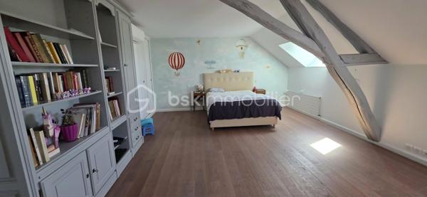 Laissez-vous séduire par cette superbe maison bourgeoise entièrement rénovée, alliant avec élégance le cachet de l'ancien et les prestations modernes. Spacieuse, lumineuse et parfaitement entretenue, elle offre un cadre de vie idéal pour une famille en quête de confort.

Au rez-de-chaussée, vous découvrirez une belle entrée desservant une vaste pièce de vie de 66 m², sublimée par une magnifique cheminée en pierre et une bibliothèque sur mesure, véritable cœur de la maison. La cuisine de 13 m², entièrement équipée et aménagée, a été rénovée en 2022 et s'accompagne d'une arrière-cuisine faisant office de buanderie.

Ce niveau comprend également une belle chambre de 19 m², une salle d'eau contemporaine avec douche à l'italienne ainsi qu'un WC indépendant.

À l'étage, une agréable pièce palière avec de grands placards dessert quatre chambres, dont une exceptionnelle de 56 m², facilement divisible selon vos besoins. Vous y trouverez également une élégante salle de bains habillée de marbre ainsi qu'un second WC.

La maison dispose en complément d'une magnifique cave voûtée, d'une véranda et d'un garage motorisé équipée d'une prise de recharge pour véhicule électrique.

À l'extérieur, vous profiterez d'un terrain entièrement clos et arboré, d'une belle terrasse en pavés et d'une chaleureuse pergola en bois, idéale pour les beaux jours.

Prestations de qualité :
Maison entièrement rénovée avec des matériaux de qualité.
Pompe à chaleur réversible dans toutes les pièces.
Chaudière au gaz.
Fibre optique.
Double vitrage sur l'ensemble de la maison.
Adoucisseur d'eau.
Excellente performance énergétique grâce aux travaux réalisés.
Cette demeure de caractère a su conserver toute l'authenticité et le charme de l'ancien (volumes, cheminée, cave voûtée…) tout en intégrant des équipements modernes offrant un confort optimal et une consommation énergétique maîtrisée.
Située à 10 minutes de la gare de Sens, desservant Paris-Bercy en seulement 54 minutes.
Une propriété rare sur le marché, à découvrir sans tarder ! Contacter-moi pour de plus amples renseignement et planifier votre visite !