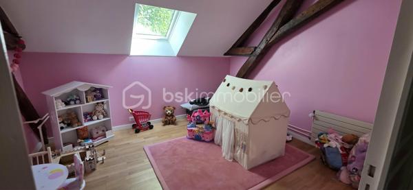Laissez-vous séduire par cette superbe maison bourgeoise entièrement rénovée, alliant avec élégance le cachet de l'ancien et les prestations modernes. Spacieuse, lumineuse et parfaitement entretenue, elle offre un cadre de vie idéal pour une famille en quête de confort.

Au rez-de-chaussée, vous découvrirez une belle entrée desservant une vaste pièce de vie de 66 m², sublimée par une magnifique cheminée en pierre et une bibliothèque sur mesure, véritable cœur de la maison. La cuisine de 13 m², entièrement équipée et aménagée, a été rénovée en 2022 et s'accompagne d'une arrière-cuisine faisant office de buanderie.

Ce niveau comprend également une belle chambre de 19 m², une salle d'eau contemporaine avec douche à l'italienne ainsi qu'un WC indépendant.

À l'étage, une agréable pièce palière avec de grands placards dessert quatre chambres, dont une exceptionnelle de 56 m², facilement divisible selon vos besoins. Vous y trouverez également une élégante salle de bains habillée de marbre ainsi qu'un second WC.

La maison dispose en complément d'une magnifique cave voûtée, d'une véranda et d'un garage motorisé équipée d'une prise de recharge pour véhicule électrique.

À l'extérieur, vous profiterez d'un terrain entièrement clos et arboré, d'une belle terrasse en pavés et d'une chaleureuse pergola en bois, idéale pour les beaux jours.

Prestations de qualité :
Maison entièrement rénovée avec des matériaux de qualité.
Pompe à chaleur réversible dans toutes les pièces.
Chaudière au gaz.
Fibre optique.
Double vitrage sur l'ensemble de la maison.
Adoucisseur d'eau.
Excellente performance énergétique grâce aux travaux réalisés.
Cette demeure de caractère a su conserver toute l'authenticité et le charme de l'ancien (volumes, cheminée, cave voûtée…) tout en intégrant des équipements modernes offrant un confort optimal et une consommation énergétique maîtrisée.
Située à 10 minutes de la gare de Sens, desservant Paris-Bercy en seulement 54 minutes.
Une propriété rare sur le marché, à découvrir sans tarder ! Contacter-moi pour de plus amples renseignement et planifier votre visite !