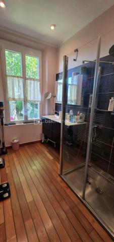 Laissez-vous séduire par cette superbe maison bourgeoise entièrement rénovée, alliant avec élégance le cachet de l'ancien et les prestations modernes. Spacieuse, lumineuse et parfaitement entretenue, elle offre un cadre de vie idéal pour une famille en quête de confort.

Au rez-de-chaussée, vous découvrirez une belle entrée desservant une vaste pièce de vie de 66 m², sublimée par une magnifique cheminée en pierre et une bibliothèque sur mesure, véritable cœur de la maison. La cuisine de 13 m², entièrement équipée et aménagée, a été rénovée en 2022 et s'accompagne d'une arrière-cuisine faisant office de buanderie.

Ce niveau comprend également une belle chambre de 19 m², une salle d'eau contemporaine avec douche à l'italienne ainsi qu'un WC indépendant.

À l'étage, une agréable pièce palière avec de grands placards dessert quatre chambres, dont une exceptionnelle de 56 m², facilement divisible selon vos besoins. Vous y trouverez également une élégante salle de bains habillée de marbre ainsi qu'un second WC.

La maison dispose en complément d'une magnifique cave voûtée, d'une véranda et d'un garage motorisé équipée d'une prise de recharge pour véhicule électrique.

À l'extérieur, vous profiterez d'un terrain entièrement clos et arboré, d'une belle terrasse en pavés et d'une chaleureuse pergola en bois, idéale pour les beaux jours.

Prestations de qualité :
Maison entièrement rénovée avec des matériaux de qualité.
Pompe à chaleur réversible dans toutes les pièces.
Chaudière au gaz.
Fibre optique.
Double vitrage sur l'ensemble de la maison.
Adoucisseur d'eau.
Excellente performance énergétique grâce aux travaux réalisés.
Cette demeure de caractère a su conserver toute l'authenticité et le charme de l'ancien (volumes, cheminée, cave voûtée…) tout en intégrant des équipements modernes offrant un confort optimal et une consommation énergétique maîtrisée.
Située à 10 minutes de la gare de Sens, desservant Paris-Bercy en seulement 54 minutes.
Une propriété rare sur le marché, à découvrir sans tarder ! Contacter-moi pour de plus amples renseignement et planifier votre visite !
