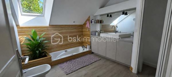 Laissez-vous séduire par cette superbe maison bourgeoise entièrement rénovée, alliant avec élégance le cachet de l'ancien et les prestations modernes. Spacieuse, lumineuse et parfaitement entretenue, elle offre un cadre de vie idéal pour une famille en quête de confort.

Au rez-de-chaussée, vous découvrirez une belle entrée desservant une vaste pièce de vie de 66 m², sublimée par une magnifique cheminée en pierre et une bibliothèque sur mesure, véritable cœur de la maison. La cuisine de 13 m², entièrement équipée et aménagée, a été rénovée en 2022 et s'accompagne d'une arrière-cuisine faisant office de buanderie.

Ce niveau comprend également une belle chambre de 19 m², une salle d'eau contemporaine avec douche à l'italienne ainsi qu'un WC indépendant.

À l'étage, une agréable pièce palière avec de grands placards dessert quatre chambres, dont une exceptionnelle de 56 m², facilement divisible selon vos besoins. Vous y trouverez également une élégante salle de bains habillée de marbre ainsi qu'un second WC.

La maison dispose en complément d'une magnifique cave voûtée, d'une véranda et d'un garage motorisé équipée d'une prise de recharge pour véhicule électrique.

À l'extérieur, vous profiterez d'un terrain entièrement clos et arboré, d'une belle terrasse en pavés et d'une chaleureuse pergola en bois, idéale pour les beaux jours.

Prestations de qualité :
Maison entièrement rénovée avec des matériaux de qualité.
Pompe à chaleur réversible dans toutes les pièces.
Chaudière au gaz.
Fibre optique.
Double vitrage sur l'ensemble de la maison.
Adoucisseur d'eau.
Excellente performance énergétique grâce aux travaux réalisés.
Cette demeure de caractère a su conserver toute l'authenticité et le charme de l'ancien (volumes, cheminée, cave voûtée…) tout en intégrant des équipements modernes offrant un confort optimal et une consommation énergétique maîtrisée.
Située à 10 minutes de la gare de Sens, desservant Paris-Bercy en seulement 54 minutes.
Une propriété rare sur le marché, à découvrir sans tarder ! Contacter-moi pour de plus amples renseignement et planifier votre visite !