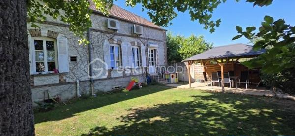 Laissez-vous séduire par cette superbe maison bourgeoise entièrement rénovée, alliant avec élégance le cachet de l'ancien et les prestations modernes. Spacieuse, lumineuse et parfaitement entretenue, elle offre un cadre de vie idéal pour une famille en quête de confort.

Au rez-de-chaussée, vous découvrirez une belle entrée desservant une vaste pièce de vie de 66 m², sublimée par une magnifique cheminée en pierre et une bibliothèque sur mesure, véritable cœur de la maison. La cuisine de 13 m², entièrement équipée et aménagée, a été rénovée en 2022 et s'accompagne d'une arrière-cuisine faisant office de buanderie.

Ce niveau comprend également une belle chambre de 19 m², une salle d'eau contemporaine avec douche à l'italienne ainsi qu'un WC indépendant.

À l'étage, une agréable pièce palière avec de grands placards dessert quatre chambres, dont une exceptionnelle de 56 m², facilement divisible selon vos besoins. Vous y trouverez également une élégante salle de bains habillée de marbre ainsi qu'un second WC.

La maison dispose en complément d'une magnifique cave voûtée, d'une véranda et d'un garage motorisé équipée d'une prise de recharge pour véhicule électrique.

À l'extérieur, vous profiterez d'un terrain entièrement clos et arboré, d'une belle terrasse en pavés et d'une chaleureuse pergola en bois, idéale pour les beaux jours.

Prestations de qualité :
Maison entièrement rénovée avec des matériaux de qualité.
Pompe à chaleur réversible dans toutes les pièces.
Chaudière au gaz.
Fibre optique.
Double vitrage sur l'ensemble de la maison.
Adoucisseur d'eau.
Excellente performance énergétique grâce aux travaux réalisés.
Cette demeure de caractère a su conserver toute l'authenticité et le charme de l'ancien (volumes, cheminée, cave voûtée…) tout en intégrant des équipements modernes offrant un confort optimal et une consommation énergétique maîtrisée.
Située à 10 minutes de la gare de Sens, desservant Paris-Bercy en seulement 54 minutes.
Une propriété rare sur le marché, à découvrir sans tarder ! Contacter-moi pour de plus amples renseignement et planifier votre visite !