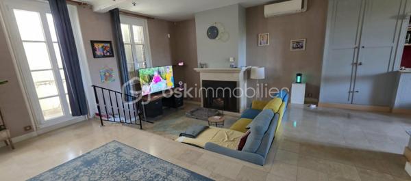 Laissez-vous séduire par cette superbe maison bourgeoise entièrement rénovée, alliant avec élégance le cachet de l'ancien et les prestations modernes. Spacieuse, lumineuse et parfaitement entretenue, elle offre un cadre de vie idéal pour une famille en quête de confort.

Au rez-de-chaussée, vous découvrirez une belle entrée desservant une vaste pièce de vie de 66 m², sublimée par une magnifique cheminée en pierre et une bibliothèque sur mesure, véritable cœur de la maison. La cuisine de 13 m², entièrement équipée et aménagée, a été rénovée en 2022 et s'accompagne d'une arrière-cuisine faisant office de buanderie.

Ce niveau comprend également une belle chambre de 19 m², une salle d'eau contemporaine avec douche à l'italienne ainsi qu'un WC indépendant.

À l'étage, une agréable pièce palière avec de grands placards dessert quatre chambres, dont une exceptionnelle de 56 m², facilement divisible selon vos besoins. Vous y trouverez également une élégante salle de bains habillée de marbre ainsi qu'un second WC.

La maison dispose en complément d'une magnifique cave voûtée, d'une véranda et d'un garage motorisé équipée d'une prise de recharge pour véhicule électrique.

À l'extérieur, vous profiterez d'un terrain entièrement clos et arboré, d'une belle terrasse en pavés et d'une chaleureuse pergola en bois, idéale pour les beaux jours.

Prestations de qualité :
Maison entièrement rénovée avec des matériaux de qualité.
Pompe à chaleur réversible dans toutes les pièces.
Chaudière au gaz.
Fibre optique.
Double vitrage sur l'ensemble de la maison.
Adoucisseur d'eau.
Excellente performance énergétique grâce aux travaux réalisés.
Cette demeure de caractère a su conserver toute l'authenticité et le charme de l'ancien (volumes, cheminée, cave voûtée…) tout en intégrant des équipements modernes offrant un confort optimal et une consommation énergétique maîtrisée.
Située à 10 minutes de la gare de Sens, desservant Paris-Bercy en seulement 54 minutes.
Une propriété rare sur le marché, à découvrir sans tarder ! Contacter-moi pour de plus amples renseignement et planifier votre visite !