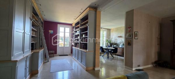Laissez-vous séduire par cette superbe maison bourgeoise entièrement rénovée, alliant avec élégance le cachet de l'ancien et les prestations modernes. Spacieuse, lumineuse et parfaitement entretenue, elle offre un cadre de vie idéal pour une famille en quête de confort.

Au rez-de-chaussée, vous découvrirez une belle entrée desservant une vaste pièce de vie de 66 m², sublimée par une magnifique cheminée en pierre et une bibliothèque sur mesure, véritable cœur de la maison. La cuisine de 13 m², entièrement équipée et aménagée, a été rénovée en 2022 et s'accompagne d'une arrière-cuisine faisant office de buanderie.

Ce niveau comprend également une belle chambre de 19 m², une salle d'eau contemporaine avec douche à l'italienne ainsi qu'un WC indépendant.

À l'étage, une agréable pièce palière avec de grands placards dessert quatre chambres, dont une exceptionnelle de 56 m², facilement divisible selon vos besoins. Vous y trouverez également une élégante salle de bains habillée de marbre ainsi qu'un second WC.

La maison dispose en complément d'une magnifique cave voûtée, d'une véranda et d'un garage motorisé équipée d'une prise de recharge pour véhicule électrique.

À l'extérieur, vous profiterez d'un terrain entièrement clos et arboré, d'une belle terrasse en pavés et d'une chaleureuse pergola en bois, idéale pour les beaux jours.

Prestations de qualité :
Maison entièrement rénovée avec des matériaux de qualité.
Pompe à chaleur réversible dans toutes les pièces.
Chaudière au gaz.
Fibre optique.
Double vitrage sur l'ensemble de la maison.
Adoucisseur d'eau.
Excellente performance énergétique grâce aux travaux réalisés.
Cette demeure de caractère a su conserver toute l'authenticité et le charme de l'ancien (volumes, cheminée, cave voûtée…) tout en intégrant des équipements modernes offrant un confort optimal et une consommation énergétique maîtrisée.
Située à 10 minutes de la gare de Sens, desservant Paris-Bercy en seulement 54 minutes.
Une propriété rare sur le marché, à découvrir sans tarder ! Contacter-moi pour de plus amples renseignement et planifier votre visite !