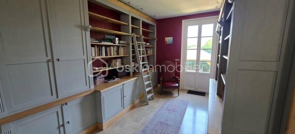 Laissez-vous séduire par cette superbe maison bourgeoise entièrement rénovée, alliant avec élégance le cachet de l'ancien et les prestations modernes. Spacieuse, lumineuse et parfaitement entretenue, elle offre un cadre de vie idéal pour une famille en quête de confort.

Au rez-de-chaussée, vous découvrirez une belle entrée desservant une vaste pièce de vie de 66 m², sublimée par une magnifique cheminée en pierre et une bibliothèque sur mesure, véritable cœur de la maison. La cuisine de 13 m², entièrement équipée et aménagée, a été rénovée en 2022 et s'accompagne d'une arrière-cuisine faisant office de buanderie.

Ce niveau comprend également une belle chambre de 19 m², une salle d'eau contemporaine avec douche à l'italienne ainsi qu'un WC indépendant.

À l'étage, une agréable pièce palière avec de grands placards dessert quatre chambres, dont une exceptionnelle de 56 m², facilement divisible selon vos besoins. Vous y trouverez également une élégante salle de bains habillée de marbre ainsi qu'un second WC.

La maison dispose en complément d'une magnifique cave voûtée, d'une véranda et d'un garage motorisé équipée d'une prise de recharge pour véhicule électrique.

À l'extérieur, vous profiterez d'un terrain entièrement clos et arboré, d'une belle terrasse en pavés et d'une chaleureuse pergola en bois, idéale pour les beaux jours.

Prestations de qualité :
Maison entièrement rénovée avec des matériaux de qualité.
Pompe à chaleur réversible dans toutes les pièces.
Chaudière au gaz.
Fibre optique.
Double vitrage sur l'ensemble de la maison.
Adoucisseur d'eau.
Excellente performance énergétique grâce aux travaux réalisés.
Cette demeure de caractère a su conserver toute l'authenticité et le charme de l'ancien (volumes, cheminée, cave voûtée…) tout en intégrant des équipements modernes offrant un confort optimal et une consommation énergétique maîtrisée.
Située à 10 minutes de la gare de Sens, desservant Paris-Bercy en seulement 54 minutes.
Une propriété rare sur le marché, à découvrir sans tarder ! Contacter-moi pour de plus amples renseignement et planifier votre visite !