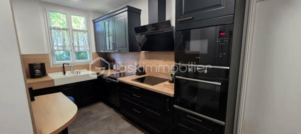Laissez-vous séduire par cette superbe maison bourgeoise entièrement rénovée, alliant avec élégance le cachet de l'ancien et les prestations modernes. Spacieuse, lumineuse et parfaitement entretenue, elle offre un cadre de vie idéal pour une famille en quête de confort.

Au rez-de-chaussée, vous découvrirez une belle entrée desservant une vaste pièce de vie de 66 m², sublimée par une magnifique cheminée en pierre et une bibliothèque sur mesure, véritable cœur de la maison. La cuisine de 13 m², entièrement équipée et aménagée, a été rénovée en 2022 et s'accompagne d'une arrière-cuisine faisant office de buanderie.

Ce niveau comprend également une belle chambre de 19 m², une salle d'eau contemporaine avec douche à l'italienne ainsi qu'un WC indépendant.

À l'étage, une agréable pièce palière avec de grands placards dessert quatre chambres, dont une exceptionnelle de 56 m², facilement divisible selon vos besoins. Vous y trouverez également une élégante salle de bains habillée de marbre ainsi qu'un second WC.

La maison dispose en complément d'une magnifique cave voûtée, d'une véranda et d'un garage motorisé équipée d'une prise de recharge pour véhicule électrique.

À l'extérieur, vous profiterez d'un terrain entièrement clos et arboré, d'une belle terrasse en pavés et d'une chaleureuse pergola en bois, idéale pour les beaux jours.

Prestations de qualité :
Maison entièrement rénovée avec des matériaux de qualité.
Pompe à chaleur réversible dans toutes les pièces.
Chaudière au gaz.
Fibre optique.
Double vitrage sur l'ensemble de la maison.
Adoucisseur d'eau.
Excellente performance énergétique grâce aux travaux réalisés.
Cette demeure de caractère a su conserver toute l'authenticité et le charme de l'ancien (volumes, cheminée, cave voûtée…) tout en intégrant des équipements modernes offrant un confort optimal et une consommation énergétique maîtrisée.
Située à 10 minutes de la gare de Sens, desservant Paris-Bercy en seulement 54 minutes.
Une propriété rare sur le marché, à découvrir sans tarder ! Contacter-moi pour de plus amples renseignement et planifier votre visite !