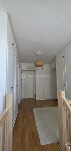 Laissez-vous séduire par cette superbe maison bourgeoise entièrement rénovée, alliant avec élégance le cachet de l'ancien et les prestations modernes. Spacieuse, lumineuse et parfaitement entretenue, elle offre un cadre de vie idéal pour une famille en quête de confort.

Au rez-de-chaussée, vous découvrirez une belle entrée desservant une vaste pièce de vie de 66 m², sublimée par une magnifique cheminée en pierre et une bibliothèque sur mesure, véritable cœur de la maison. La cuisine de 13 m², entièrement équipée et aménagée, a été rénovée en 2022 et s'accompagne d'une arrière-cuisine faisant office de buanderie.

Ce niveau comprend également une belle chambre de 19 m², une salle d'eau contemporaine avec douche à l'italienne ainsi qu'un WC indépendant.

À l'étage, une agréable pièce palière avec de grands placards dessert quatre chambres, dont une exceptionnelle de 56 m², facilement divisible selon vos besoins. Vous y trouverez également une élégante salle de bains habillée de marbre ainsi qu'un second WC.

La maison dispose en complément d'une magnifique cave voûtée, d'une véranda et d'un garage motorisé équipée d'une prise de recharge pour véhicule électrique.

À l'extérieur, vous profiterez d'un terrain entièrement clos et arboré, d'une belle terrasse en pavés et d'une chaleureuse pergola en bois, idéale pour les beaux jours.

Prestations de qualité :
Maison entièrement rénovée avec des matériaux de qualité.
Pompe à chaleur réversible dans toutes les pièces.
Chaudière au gaz.
Fibre optique.
Double vitrage sur l'ensemble de la maison.
Adoucisseur d'eau.
Excellente performance énergétique grâce aux travaux réalisés.
Cette demeure de caractère a su conserver toute l'authenticité et le charme de l'ancien (volumes, cheminée, cave voûtée…) tout en intégrant des équipements modernes offrant un confort optimal et une consommation énergétique maîtrisée.
Située à 10 minutes de la gare de Sens, desservant Paris-Bercy en seulement 54 minutes.
Une propriété rare sur le marché, à découvrir sans tarder ! Contacter-moi pour de plus amples renseignement et planifier votre visite !