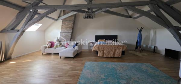 Laissez-vous séduire par cette superbe maison bourgeoise entièrement rénovée, alliant avec élégance le cachet de l'ancien et les prestations modernes. Spacieuse, lumineuse et parfaitement entretenue, elle offre un cadre de vie idéal pour une famille en quête de confort.

Au rez-de-chaussée, vous découvrirez une belle entrée desservant une vaste pièce de vie de 66 m², sublimée par une magnifique cheminée en pierre et une bibliothèque sur mesure, véritable cœur de la maison. La cuisine de 13 m², entièrement équipée et aménagée, a été rénovée en 2022 et s'accompagne d'une arrière-cuisine faisant office de buanderie.

Ce niveau comprend également une belle chambre de 19 m², une salle d'eau contemporaine avec douche à l'italienne ainsi qu'un WC indépendant.

À l'étage, une agréable pièce palière avec de grands placards dessert quatre chambres, dont une exceptionnelle de 56 m², facilement divisible selon vos besoins. Vous y trouverez également une élégante salle de bains habillée de marbre ainsi qu'un second WC.

La maison dispose en complément d'une magnifique cave voûtée, d'une véranda et d'un garage motorisé équipée d'une prise de recharge pour véhicule électrique.

À l'extérieur, vous profiterez d'un terrain entièrement clos et arboré, d'une belle terrasse en pavés et d'une chaleureuse pergola en bois, idéale pour les beaux jours.

Prestations de qualité :
Maison entièrement rénovée avec des matériaux de qualité.
Pompe à chaleur réversible dans toutes les pièces.
Chaudière au gaz.
Fibre optique.
Double vitrage sur l'ensemble de la maison.
Adoucisseur d'eau.
Excellente performance énergétique grâce aux travaux réalisés.
Cette demeure de caractère a su conserver toute l'authenticité et le charme de l'ancien (volumes, cheminée, cave voûtée…) tout en intégrant des équipements modernes offrant un confort optimal et une consommation énergétique maîtrisée.
Située à 10 minutes de la gare de Sens, desservant Paris-Bercy en seulement 54 minutes.
Une propriété rare sur le marché, à découvrir sans tarder ! Contacter-moi pour de plus amples renseignement et planifier votre visite !