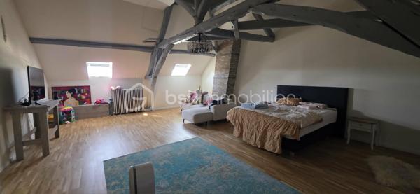 Laissez-vous séduire par cette superbe maison bourgeoise entièrement rénovée, alliant avec élégance le cachet de l'ancien et les prestations modernes. Spacieuse, lumineuse et parfaitement entretenue, elle offre un cadre de vie idéal pour une famille en quête de confort.

Au rez-de-chaussée, vous découvrirez une belle entrée desservant une vaste pièce de vie de 66 m², sublimée par une magnifique cheminée en pierre et une bibliothèque sur mesure, véritable cœur de la maison. La cuisine de 13 m², entièrement équipée et aménagée, a été rénovée en 2022 et s'accompagne d'une arrière-cuisine faisant office de buanderie.

Ce niveau comprend également une belle chambre de 19 m², une salle d'eau contemporaine avec douche à l'italienne ainsi qu'un WC indépendant.

À l'étage, une agréable pièce palière avec de grands placards dessert quatre chambres, dont une exceptionnelle de 56 m², facilement divisible selon vos besoins. Vous y trouverez également une élégante salle de bains habillée de marbre ainsi qu'un second WC.

La maison dispose en complément d'une magnifique cave voûtée, d'une véranda et d'un garage motorisé équipée d'une prise de recharge pour véhicule électrique.

À l'extérieur, vous profiterez d'un terrain entièrement clos et arboré, d'une belle terrasse en pavés et d'une chaleureuse pergola en bois, idéale pour les beaux jours.

Prestations de qualité :
Maison entièrement rénovée avec des matériaux de qualité.
Pompe à chaleur réversible dans toutes les pièces.
Chaudière au gaz.
Fibre optique.
Double vitrage sur l'ensemble de la maison.
Adoucisseur d'eau.
Excellente performance énergétique grâce aux travaux réalisés.
Cette demeure de caractère a su conserver toute l'authenticité et le charme de l'ancien (volumes, cheminée, cave voûtée…) tout en intégrant des équipements modernes offrant un confort optimal et une consommation énergétique maîtrisée.
Située à 10 minutes de la gare de Sens, desservant Paris-Bercy en seulement 54 minutes.
Une propriété rare sur le marché, à découvrir sans tarder ! Contacter-moi pour de plus amples renseignement et planifier votre visite !