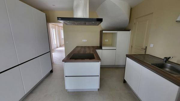 Maison Vertou 6 pièces 198 m2 sur une parcelle, avec piscine et étang, de 6316m².