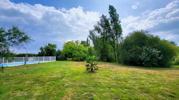 Maison Vertou 6 pièces 198 m2 sur une parcelle, avec piscine et étang, de 6316m².