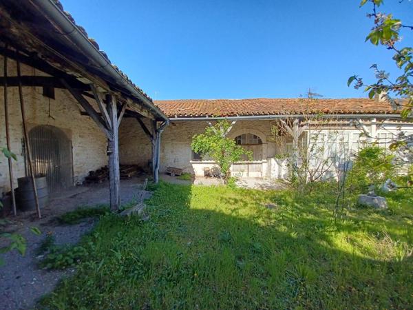 Ensemble de bâtiments en pierres avec jardin