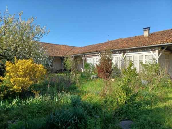 Ensemble de bâtiments en pierres avec jardin