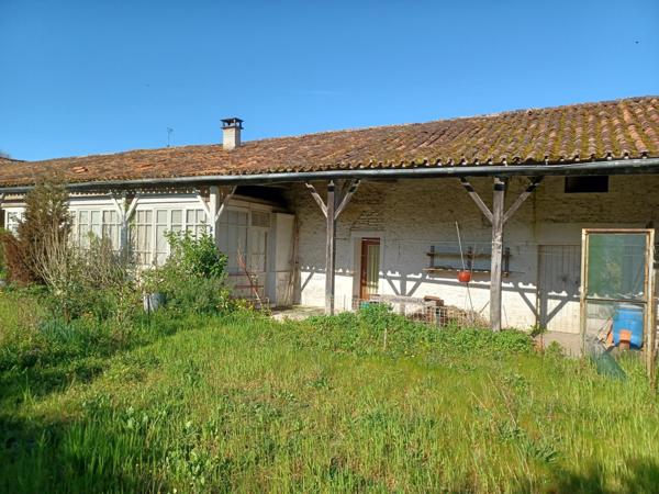 Ensemble de bâtiments en pierres avec jardin