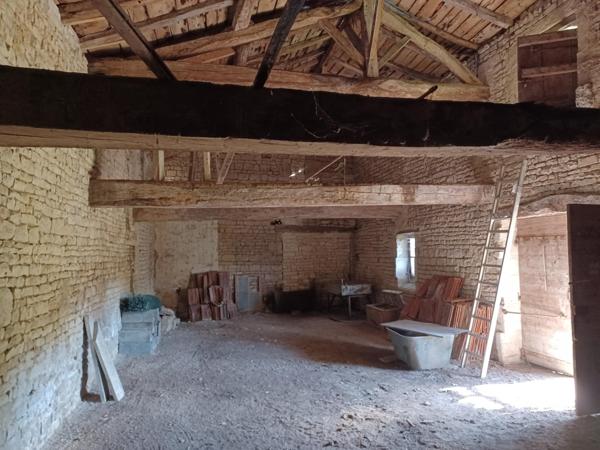 Ensemble de bâtiments en pierres avec jardin