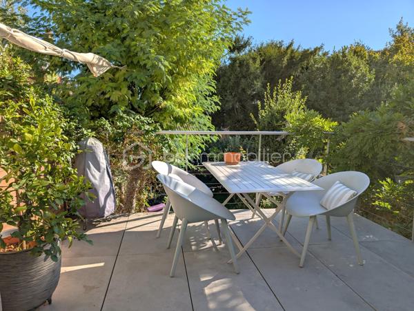 🌟 ÉCRIN CONFIDENTIEL & CACHET 1900 – 𝗟𝗘 𝗛𝗔𝗩𝗥𝗘 𝗟𝗘𝗦 𝗢𝗥𝗠𝗘𝗔𝗨𝗫
🏡 4 chambres | 105m² | Terrasse | Jardin | Cave
📍 Une adresse rare et préservée, à 100 m du COLLÈGE DES ORMEAUX !

Laissez-vous séduire par cette MAISON DE VILLE DE 1900 AU CHARME INDÉNIABLE . Alliant avec finesse L'ÉLÉGANCE DE L'ANCIEN — parquets massifs, cheminée à foyer ouvert et rosaces — au confort moderne d'une rénovation soignée, elle offre un cadre de vie calme, intimiste et baigné de lumière.

AU REZ-DE-CHAUSSÉE : l'entrée mène à une pièce à vivre chaleureuse avec sa CHEMINÉE en marbre noir, suivie d'une salle à manger ouverte sur une magnifique CUISINE SUR-MESURE de manufacture française (Morel, 2023), pensée dans l'esprit d'une véranda. Elle s'ouvre directement sur une TERRASSE SURÉLEVÉE bien exposée surplombant les jardins alentours.

AUX ÉTAGES : le premier niveau accueille une SUITE PARENTALE de 18 m² avec sa salle d'eau privative (double vasque, douche italienne), ainsi qu'une seconde chambre de 10m²  idéale en bureau ou dressing. Au deuxième étage, deux charmantes chambres et une salle de bains contemporaine avec baignoire îlot balnéo et double vasque complètent l'espace nuit.

EXTÉRIEUR & DÉPENDANCE : un joli JARDIN PAYSAGÉ abrite au fond une dépendante type "Atelier d'artiste", parfait pour laisser libre cours à vos projets créatifs ou pour du rangement complémentaire à la vaste cave en sous-sol (espace buanderie et chaufferie).

CÔTÉ TECHNIQUE : rénovation récente (2022) incluant plomberie, électricité, cuisine, salles d'eau, chaudière gaz neuve... 
* Diagnostics en cours *
🚘 Possibilité de LOUER UN STATIONNEMENT PRIVATIF sécurisé à deux pas (90 €/mois).

🔎 MON REGARD SUR CE BIEN :
"C'est une véritable 'MAISON-MAGAZINE' comme on en croise rarement. Dès que l'on franchit la porte, on ressent tout de suite cette atmosphère chaleureuse et raffinée : la décoration y est d'un goût exquis et CHAQUE DÉTAIL A ÉTÉ PENSÉ AVEC SOIN. Sa situation est un atout majeur — être au calme absolu, dans un secteur aussi préservé du Havre à 100 mètres du collège, tout en profitant d'un jardin poétique et d'un atelier au charme fou. C'est un lieu secret, pas comme les autres, où l'on a simplement envie de poser ses valises."

Contactez-moi pour organiser une visite privée et laisser la magie opérer.
_____
𝗦𝗮𝗻𝗱𝗿𝗶𝗻𝗲 𝗕𝗘𝗥𝗚𝗘𝗥𝗔𝗨𝗟𝗧 🌻 | 𝗜𝗠𝗠𝗢𝗕𝗜𝗟𝗜𝗘𝗥 & 𝗡𝗢𝗨𝗩𝗘𝗔𝗨 𝗗É𝗣𝗔𝗥𝗧 ✨
06 87 12 71 41 • BSK Immobilier
Des lieux à révéler, des projets à faire naître ✨