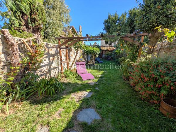 🌟 ÉCRIN CONFIDENTIEL & CACHET 1900 – 𝗟𝗘 𝗛𝗔𝗩𝗥𝗘 𝗟𝗘𝗦 𝗢𝗥𝗠𝗘𝗔𝗨𝗫
🏡 4 chambres | 105m² | Terrasse | Jardin | Cave
📍 Une adresse rare et préservée, à 100 m du COLLÈGE DES ORMEAUX !

Laissez-vous séduire par cette MAISON DE VILLE DE 1900 AU CHARME INDÉNIABLE . Alliant avec finesse L'ÉLÉGANCE DE L'ANCIEN — parquets massifs, cheminée à foyer ouvert et rosaces — au confort moderne d'une rénovation soignée, elle offre un cadre de vie calme, intimiste et baigné de lumière.

AU REZ-DE-CHAUSSÉE : l'entrée mène à une pièce à vivre chaleureuse avec sa CHEMINÉE en marbre noir, suivie d'une salle à manger ouverte sur une magnifique CUISINE SUR-MESURE de manufacture française (Morel, 2023), pensée dans l'esprit d'une véranda. Elle s'ouvre directement sur une TERRASSE SURÉLEVÉE bien exposée surplombant les jardins alentours.

AUX ÉTAGES : le premier niveau accueille une SUITE PARENTALE de 18 m² avec sa salle d'eau privative (double vasque, douche italienne), ainsi qu'une seconde chambre de 10m²  idéale en bureau ou dressing. Au deuxième étage, deux charmantes chambres et une salle de bains contemporaine avec baignoire îlot balnéo et double vasque complètent l'espace nuit.

EXTÉRIEUR & DÉPENDANCE : un joli JARDIN PAYSAGÉ abrite au fond une dépendante type "Atelier d'artiste", parfait pour laisser libre cours à vos projets créatifs ou pour du rangement complémentaire à la vaste cave en sous-sol (espace buanderie et chaufferie).

CÔTÉ TECHNIQUE : rénovation récente (2022) incluant plomberie, électricité, cuisine, salles d'eau, chaudière gaz neuve... 
* Diagnostics en cours *
🚘 Possibilité de LOUER UN STATIONNEMENT PRIVATIF sécurisé à deux pas (90 €/mois).

🔎 MON REGARD SUR CE BIEN :
"C'est une véritable 'MAISON-MAGAZINE' comme on en croise rarement. Dès que l'on franchit la porte, on ressent tout de suite cette atmosphère chaleureuse et raffinée : la décoration y est d'un goût exquis et CHAQUE DÉTAIL A ÉTÉ PENSÉ AVEC SOIN. Sa situation est un atout majeur — être au calme absolu, dans un secteur aussi préservé du Havre à 100 mètres du collège, tout en profitant d'un jardin poétique et d'un atelier au charme fou. C'est un lieu secret, pas comme les autres, où l'on a simplement envie de poser ses valises."

Contactez-moi pour organiser une visite privée et laisser la magie opérer.
_____
𝗦𝗮𝗻𝗱𝗿𝗶𝗻𝗲 𝗕𝗘𝗥𝗚𝗘𝗥𝗔𝗨𝗟𝗧 🌻 | 𝗜𝗠𝗠𝗢𝗕𝗜𝗟𝗜𝗘𝗥 & 𝗡𝗢𝗨𝗩𝗘𝗔𝗨 𝗗É𝗣𝗔𝗥𝗧 ✨
06 87 12 71 41 • BSK Immobilier
Des lieux à révéler, des projets à faire naître ✨