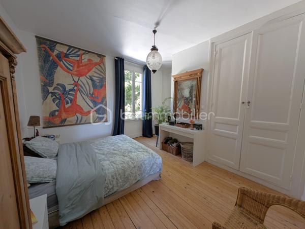🌟 ÉCRIN CONFIDENTIEL & CACHET 1900 – 𝗟𝗘 𝗛𝗔𝗩𝗥𝗘 𝗟𝗘𝗦 𝗢𝗥𝗠𝗘𝗔𝗨𝗫
🏡 4 chambres | 105m² | Terrasse | Jardin | Cave
📍 Une adresse rare et préservée, à 100 m du COLLÈGE DES ORMEAUX !

Laissez-vous séduire par cette MAISON DE VILLE DE 1900 AU CHARME INDÉNIABLE . Alliant avec finesse L'ÉLÉGANCE DE L'ANCIEN — parquets massifs, cheminée à foyer ouvert et rosaces — au confort moderne d'une rénovation soignée, elle offre un cadre de vie calme, intimiste et baigné de lumière.

AU REZ-DE-CHAUSSÉE : l'entrée mène à une pièce à vivre chaleureuse avec sa CHEMINÉE en marbre noir, suivie d'une salle à manger ouverte sur une magnifique CUISINE SUR-MESURE de manufacture française (Morel, 2023), pensée dans l'esprit d'une véranda. Elle s'ouvre directement sur une TERRASSE SURÉLEVÉE bien exposée surplombant les jardins alentours.

AUX ÉTAGES : le premier niveau accueille une SUITE PARENTALE de 18 m² avec sa salle d'eau privative (double vasque, douche italienne), ainsi qu'une seconde chambre de 10m²  idéale en bureau ou dressing. Au deuxième étage, deux charmantes chambres et une salle de bains contemporaine avec baignoire îlot balnéo et double vasque complètent l'espace nuit.

EXTÉRIEUR & DÉPENDANCE : un joli JARDIN PAYSAGÉ abrite au fond une dépendante type "Atelier d'artiste", parfait pour laisser libre cours à vos projets créatifs ou pour du rangement complémentaire à la vaste cave en sous-sol (espace buanderie et chaufferie).

CÔTÉ TECHNIQUE : rénovation récente (2022) incluant plomberie, électricité, cuisine, salles d'eau, chaudière gaz neuve... 
* Diagnostics en cours *
🚘 Possibilité de LOUER UN STATIONNEMENT PRIVATIF sécurisé à deux pas (90 €/mois).

🔎 MON REGARD SUR CE BIEN :
"C'est une véritable 'MAISON-MAGAZINE' comme on en croise rarement. Dès que l'on franchit la porte, on ressent tout de suite cette atmosphère chaleureuse et raffinée : la décoration y est d'un goût exquis et CHAQUE DÉTAIL A ÉTÉ PENSÉ AVEC SOIN. Sa situation est un atout majeur — être au calme absolu, dans un secteur aussi préservé du Havre à 100 mètres du collège, tout en profitant d'un jardin poétique et d'un atelier au charme fou. C'est un lieu secret, pas comme les autres, où l'on a simplement envie de poser ses valises."

Contactez-moi pour organiser une visite privée et laisser la magie opérer.
_____
𝗦𝗮𝗻𝗱𝗿𝗶𝗻𝗲 𝗕𝗘𝗥𝗚𝗘𝗥𝗔𝗨𝗟𝗧 🌻 | 𝗜𝗠𝗠𝗢𝗕𝗜𝗟𝗜𝗘𝗥 & 𝗡𝗢𝗨𝗩𝗘𝗔𝗨 𝗗É𝗣𝗔𝗥𝗧 ✨
06 87 12 71 41 • BSK Immobilier
Des lieux à révéler, des projets à faire naître ✨